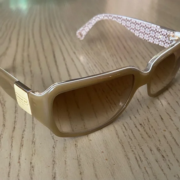 Coach Sunglasses with Coach eye glass case - Picture 3 of 7